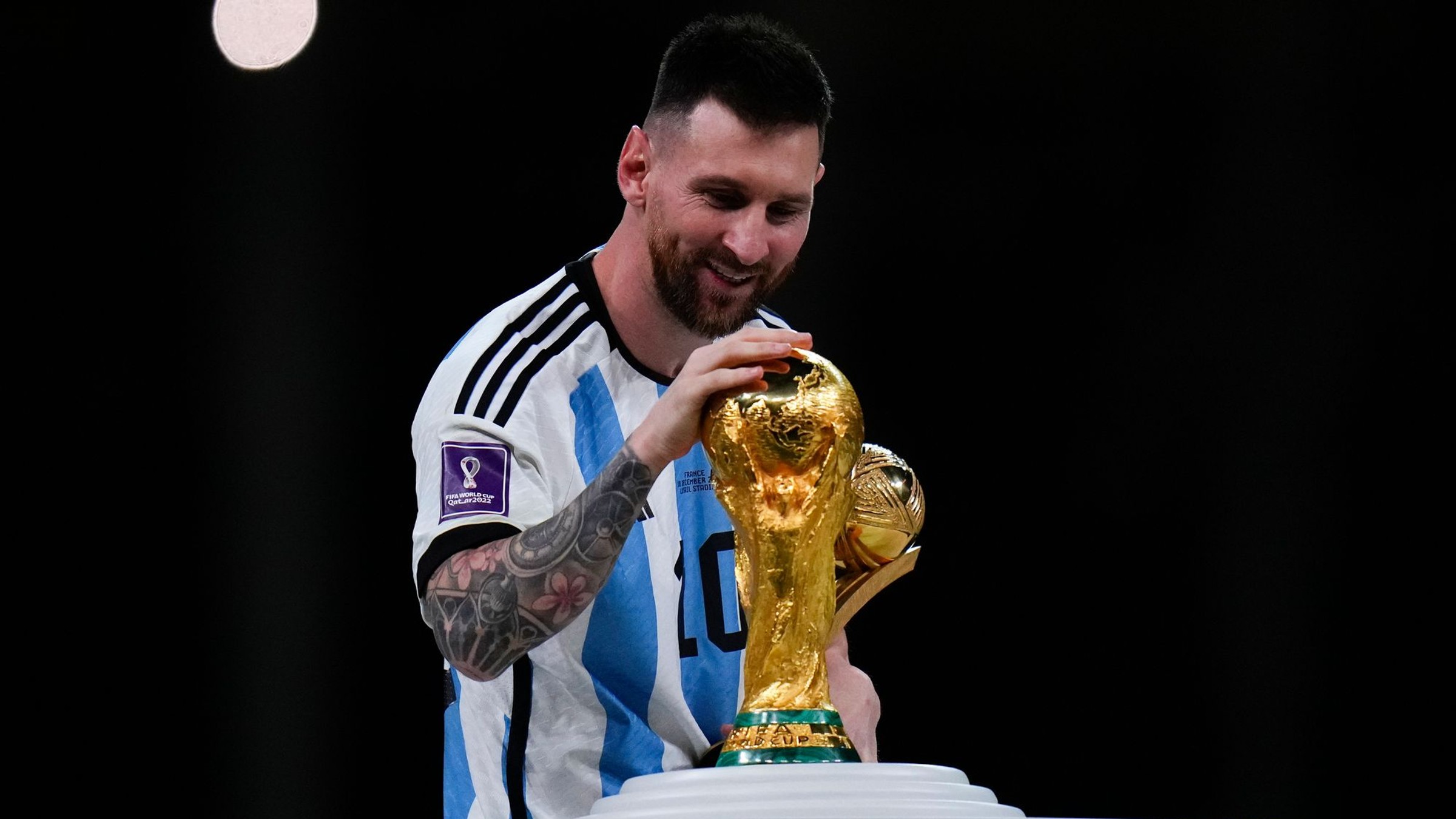 Argentínčan Lionel Messi s trofejou pre majstrov sveta.