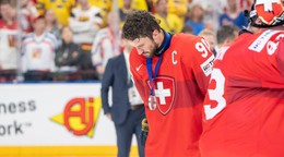 Švajčiarsky kapitán Roman Josi so striebornou medailou na MS v hokeji 2024