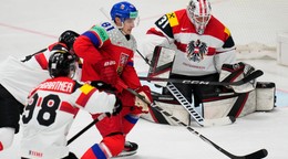 Dominik Kubalík pri prieniku cez rakúsku obranu v zápase Česko - Rakúsko na MS v hokeji. 