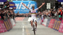 Tadej Pogačar oslavuje triumf na Okolo Lombardska.