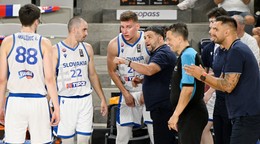 Timotej Malovec, Dalibor Hlivak, Samuel Kincel a tréner Oliver Vidin v stretnutí  Slovensko - Švajčiarsko.