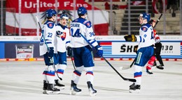 Radosť slovenských hokejistov z gólu proti Rakúsku v prvom zápase Nemeckého pohára 2025.
