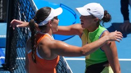 Jessica Pegulaová (vľavo) z USA prijíma gratuláciu od svojej krajanky Madison Keysovej po víťazstve,