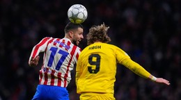 Slovenský hráč Atlético Madrid Dávid Hancko (vľavo) hlavičkuje loptu
