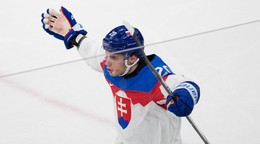 Juraj Slafkovský oslavuje gól.