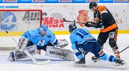 Zľava brankár Jasper Patrikainen, Marko Stacha (obaja Nitra) a Marek Bartánus (Michalovce)