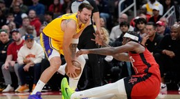 Tari Eason z Houston Rockets (vpravo) padá pri bránení hráča Luka Dončič z Los Angeles Lakers.