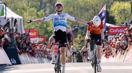 Demi Volleringová tesne zdoláva Puck Pieterseovú v závere klasiky Valónsky šíp 2026.