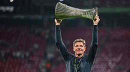 Tréner Oliver Glasner oslavuje víťazstvo Crystal Palace vo finále.