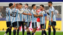 Hráči Argentíny oslavujú na konci prvého polčasu zápasu základnej skupiny J majstrovstiev sveta vo futbale medzi Argentínou a Rakúskom.