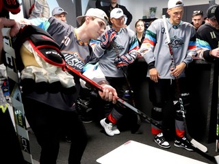 Juraj Slafkovský strieľa z bufetu do bránky počas hokejovej exhibície All Star legendy.