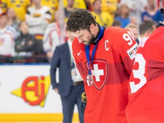 Švajčiarsky kapitán Roman Josi so striebornou medailou na MS v hokeji 2024