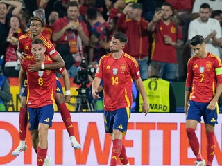 Fabian Ruiz sa spoluhráčmi teší po strelenom góle v zápase Španielsko - Gruzínsko v osemfinále EURO 2024.