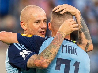 Vladimír Weiss ml. a Róbert Mak oslavujú gól.