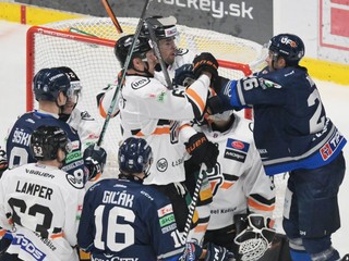 šarvátka počas zápasu 16. kola hokejovej Tipos extraligy HC Košice – HK Poprad 