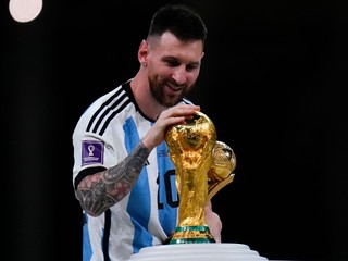 Argentínčan Lionel Messi s trofejou pre majstrov sveta.