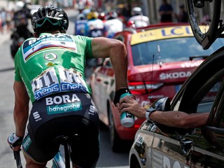 Peter Sagan si berie fľašu z auta tímu Bora-Hansgrohe počas Tour de France. 