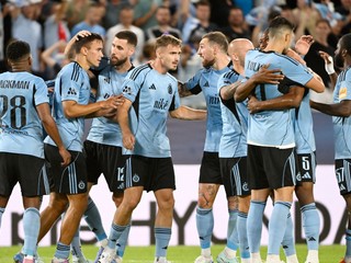 Na snímke radosť hráčov Slovana po strelení druhého gólu.