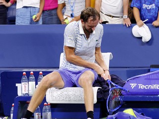 Daniil Medvedev rozmlátil raketu