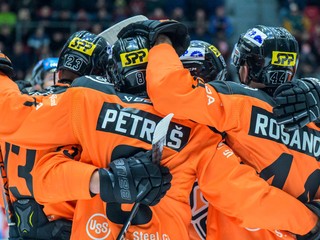 Hokejisti Košíc sa tešia z gólu 