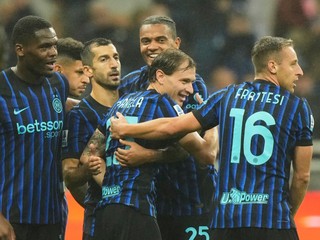 Futbalisti Interu oslavujú gól