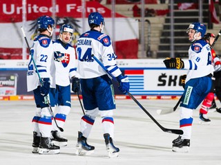 Radosť slovenských hokejistov z gólu proti Rakúsku v prvom zápase Nemeckého pohára 2025.
