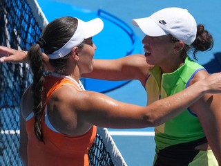 Jessica Pegulaová (vľavo) z USA prijíma gratuláciu od svojej krajanky Madison Keysovej po víťazstve,