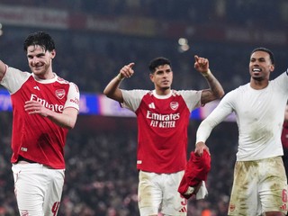 Hráči Arsenalu zľava Declan Rice, Hincapie a Gabriel sa radujú z výhry