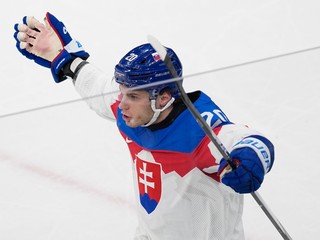 Juraj Slafkovský oslavuje gól.