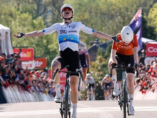 Demi Volleringová tesne zdoláva Puck Pieterseovú v závere klasiky Valónsky šíp 2026.