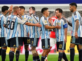 Hráči Argentíny oslavujú na konci prvého polčasu zápasu základnej skupiny J majstrovstiev sveta vo futbale medzi Argentínou a Rakúskom.