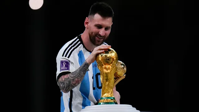 Argentínčan Lionel Messi s trofejou pre majstrov sveta.