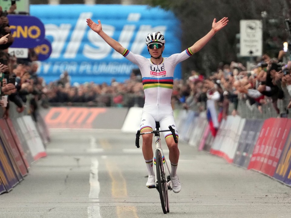 Tadej Pogačar oslavuje triumf na Okolo Lombardska.