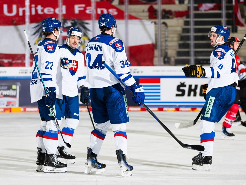 Radosť slovenských hokejistov z gólu proti Rakúsku v prvom zápase Nemeckého pohára 2025.