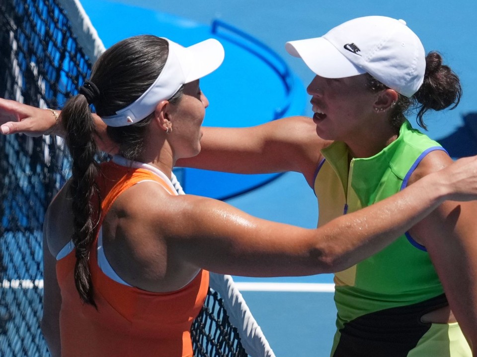 Jessica Pegulaová (vľavo) z USA prijíma gratuláciu od svojej krajanky Madison Keysovej po víťazstve,