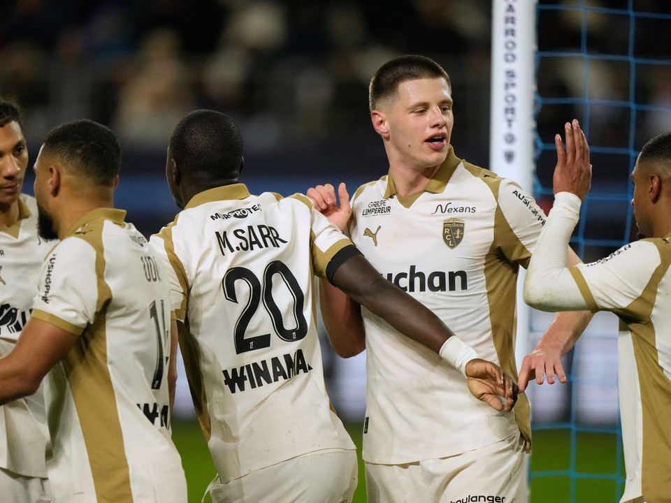 Futbalisti Racingu Lens oslavujú gól.