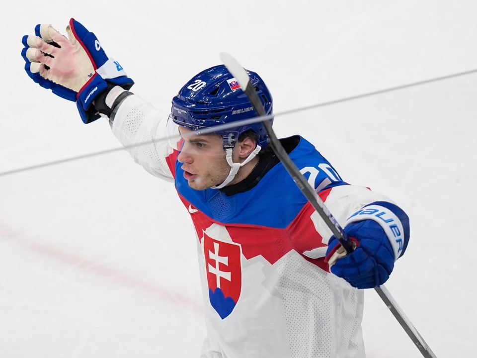 Juraj Slafkovský oslavuje gól. 