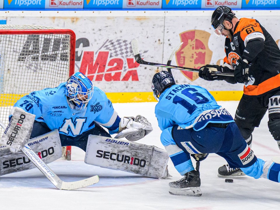 Zľava brankár Jasper Patrikainen, Marko Stacha (obaja Nitra) a Marek Bartánus (Michalovce) 