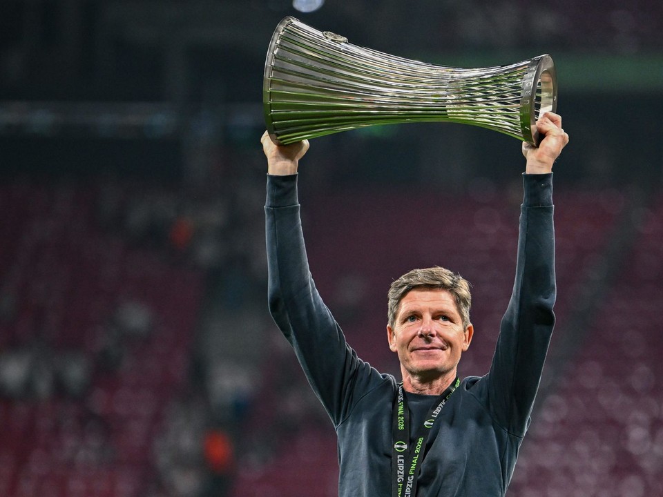 Tréner Oliver Glasner oslavuje víťazstvo Crystal Palace vo finále.