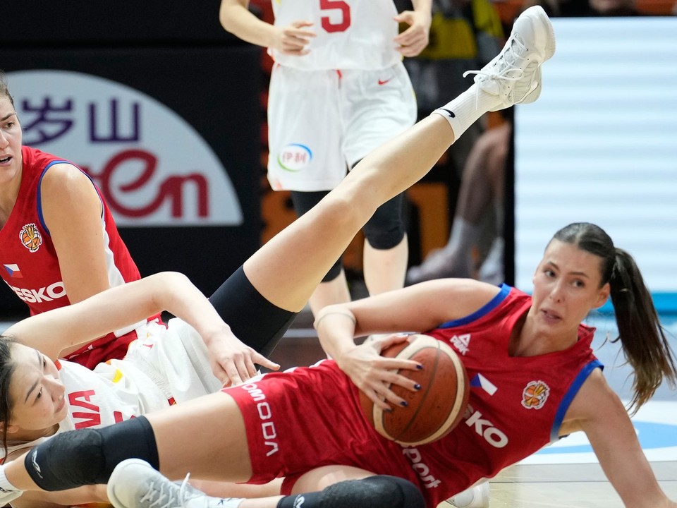 Momentka zo zápasu Čína - Česko na MS v basketbale žien 2026.