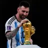 Argentínčan Lionel Messi s trofejou pre majstrov sveta.
