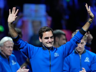Roger Federer sa lúči po poslednom zápase kariéry.
