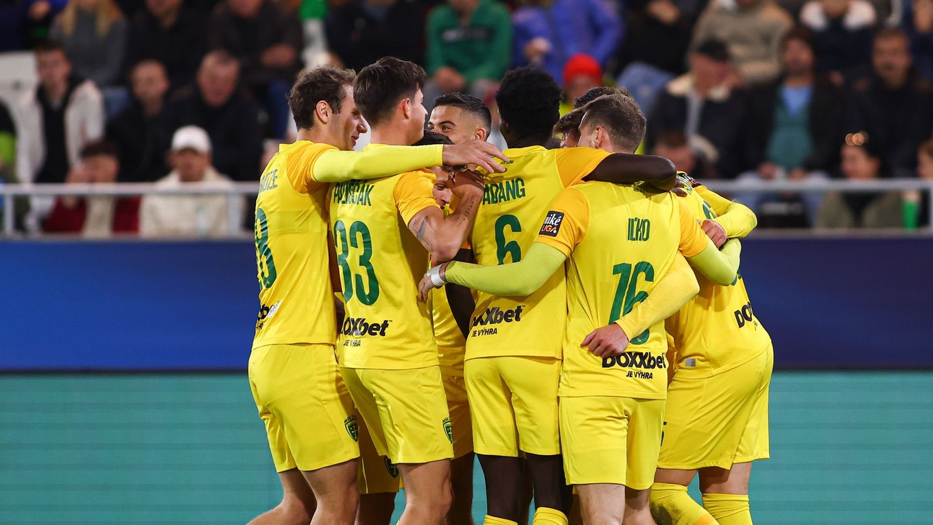 Radosť hráčov Žiliny z gólu v zápase futbalovej Niké ligy.