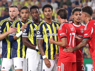 Momentka zo zápasu Fenerbahce SK - Benfica Lisabon, vľavo Milan Škriniar