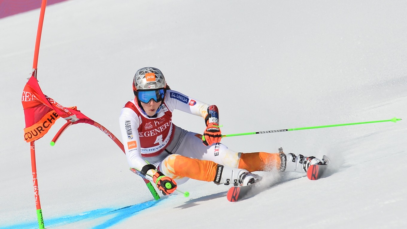 Petra Vlhová počas obrovského slalomu v Courchevel/Méribel 2022.