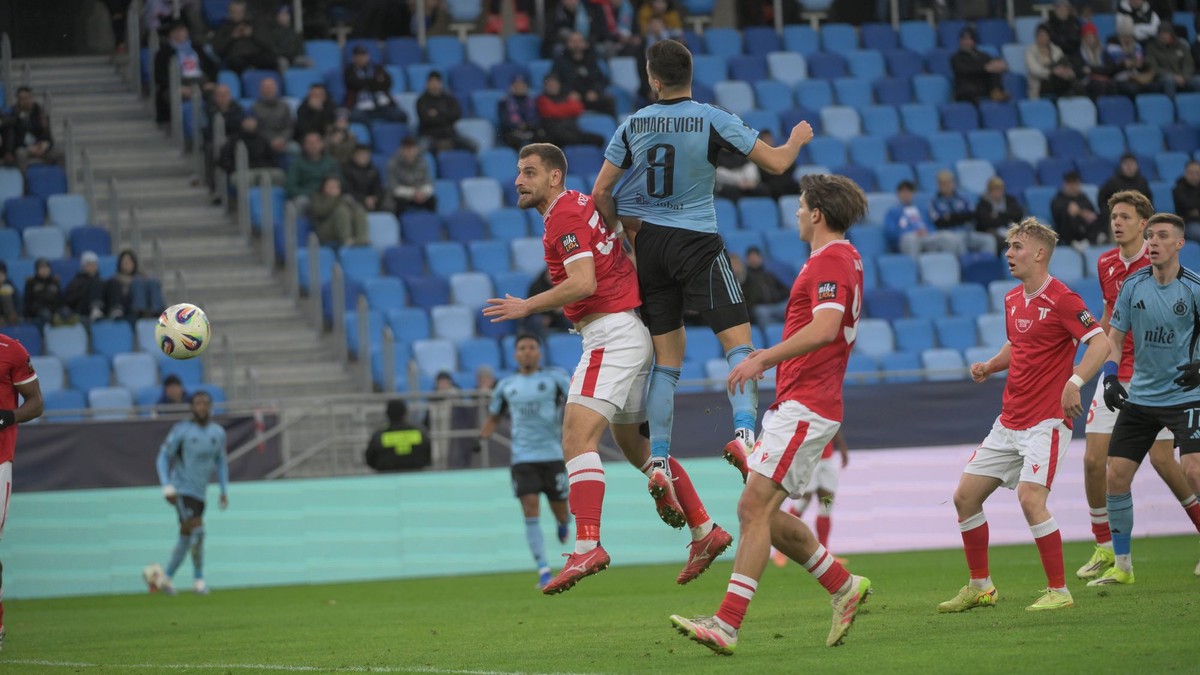 Na snímke hráč Slovana Kukharevych Mykola v hlavičkovom súboji s hráčom Trenčína Richardom Križanom (vľavo) v zápase 20. kola futbalovej Niké ligy medzi ŠK Slovan Bratislava – AS Trenčín 