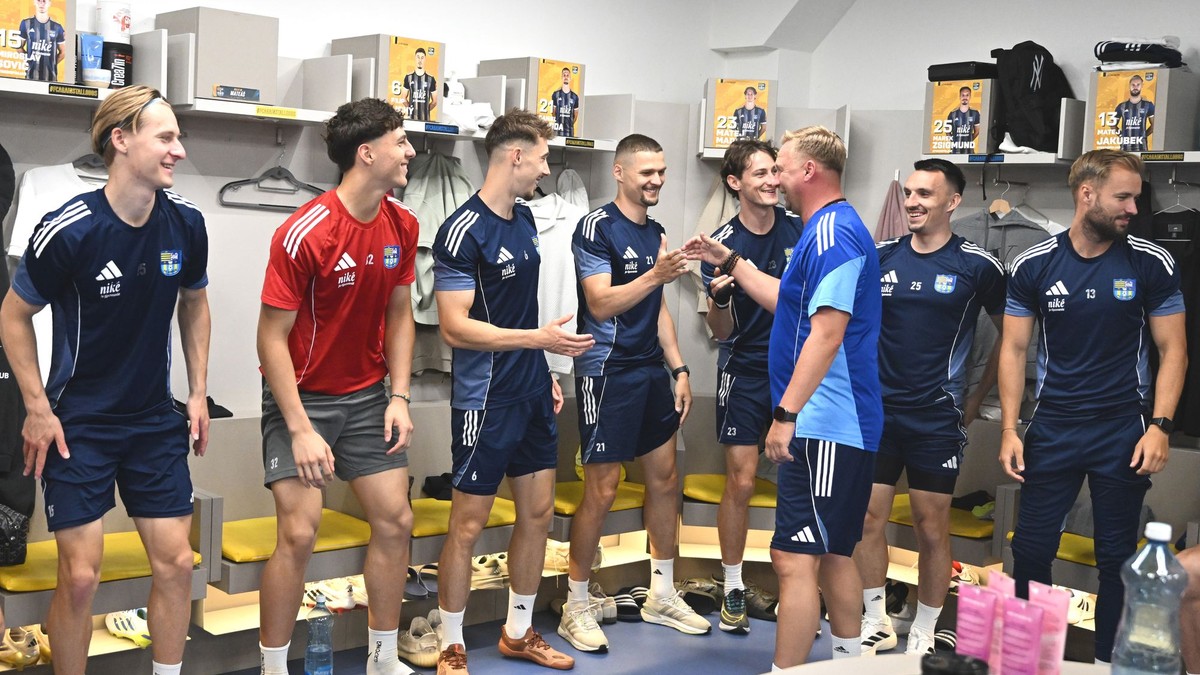 Na snímke privítanie hráčov v kabíne vedením klubu pred štartom letnej prípravy futbalistov Niké ligy v Košiciach.