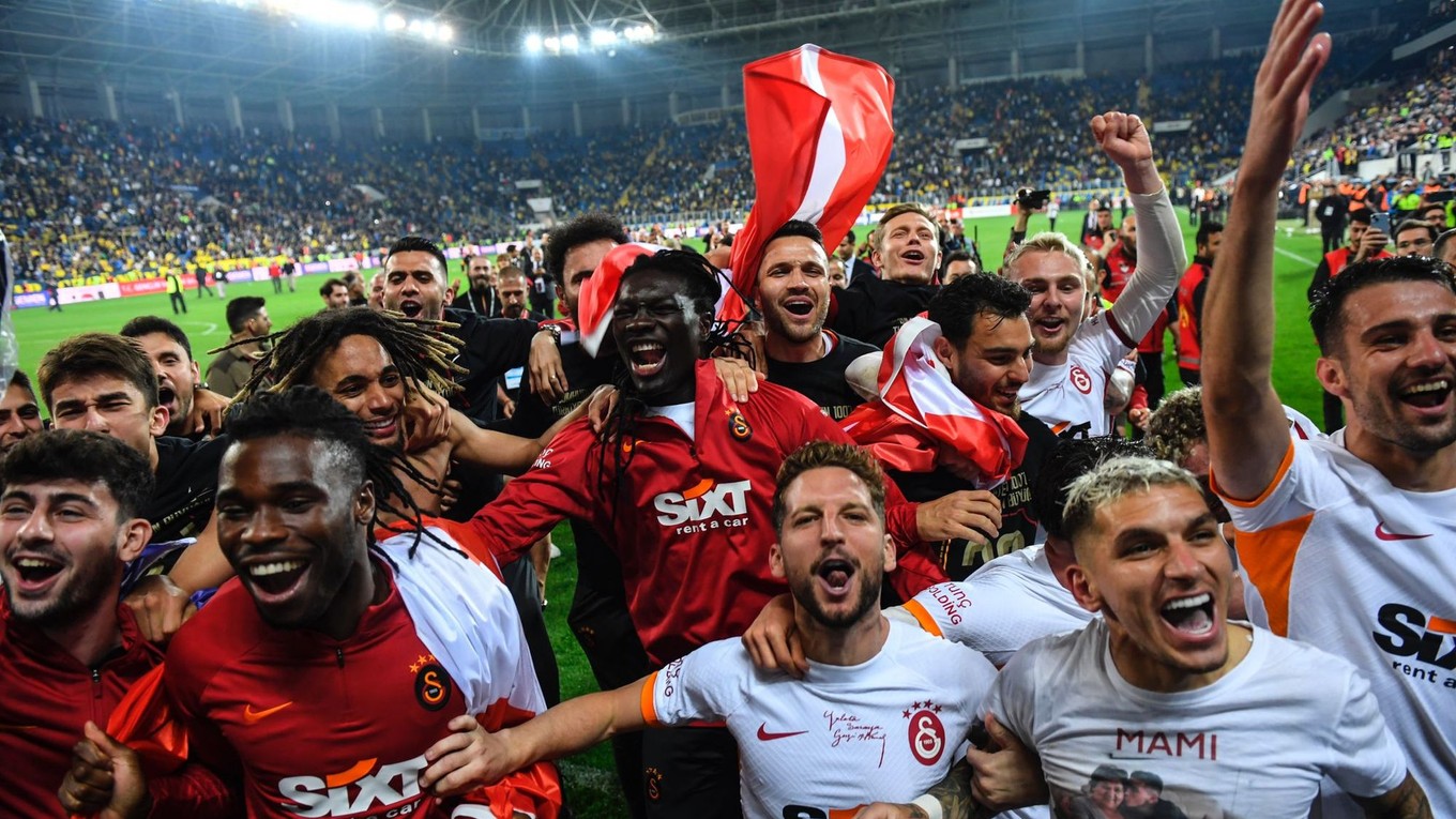 Radosť hráčov Galatasaray Istanbul.