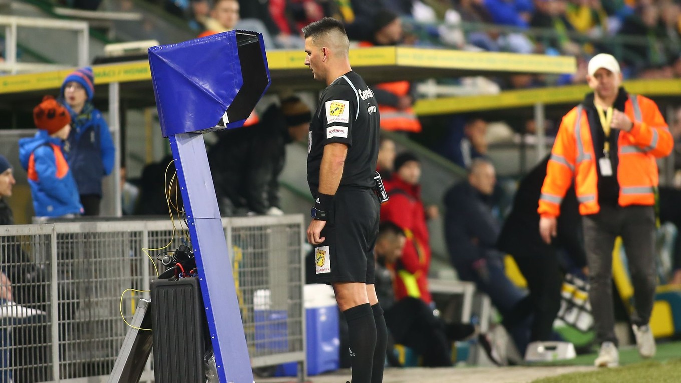 Rozhodca využíva systém VAR.