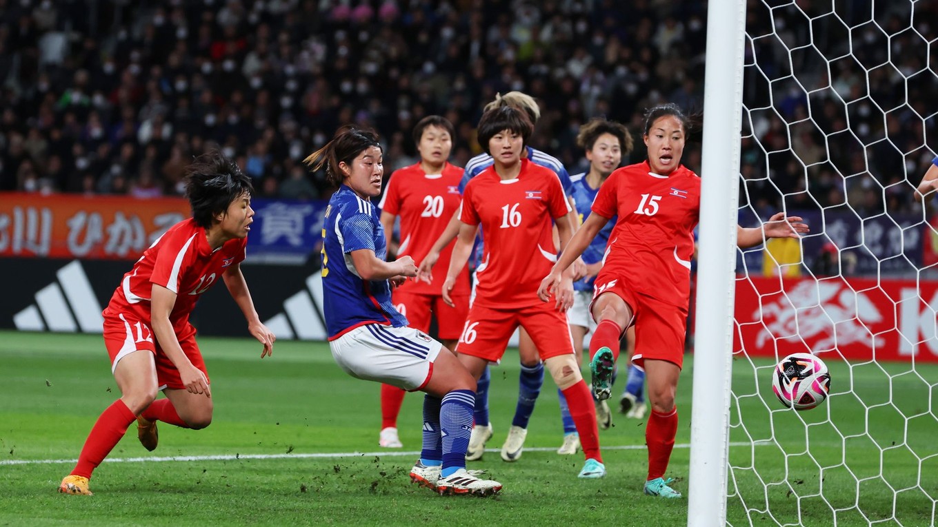 Futbalistky KĽDR v súboji olympijskej kvalifikácie o postup na OH 2024 proti Japonsku.